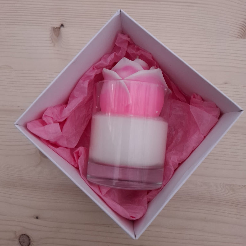 Sojas vaska svece dāvanu kastē "Roze Tev"