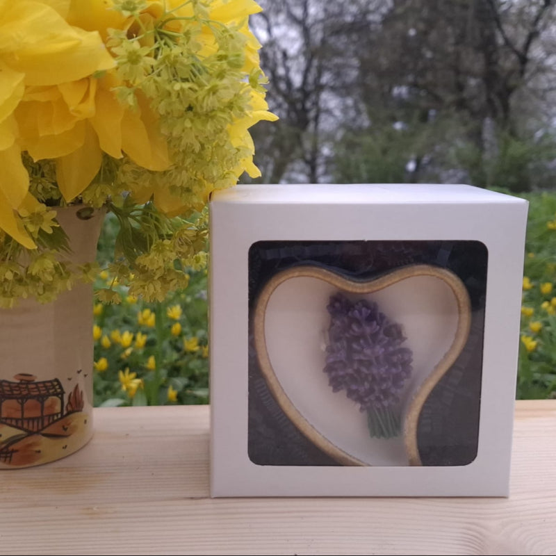 Sojas vaska svece dāvanu kastē "Lavanda"