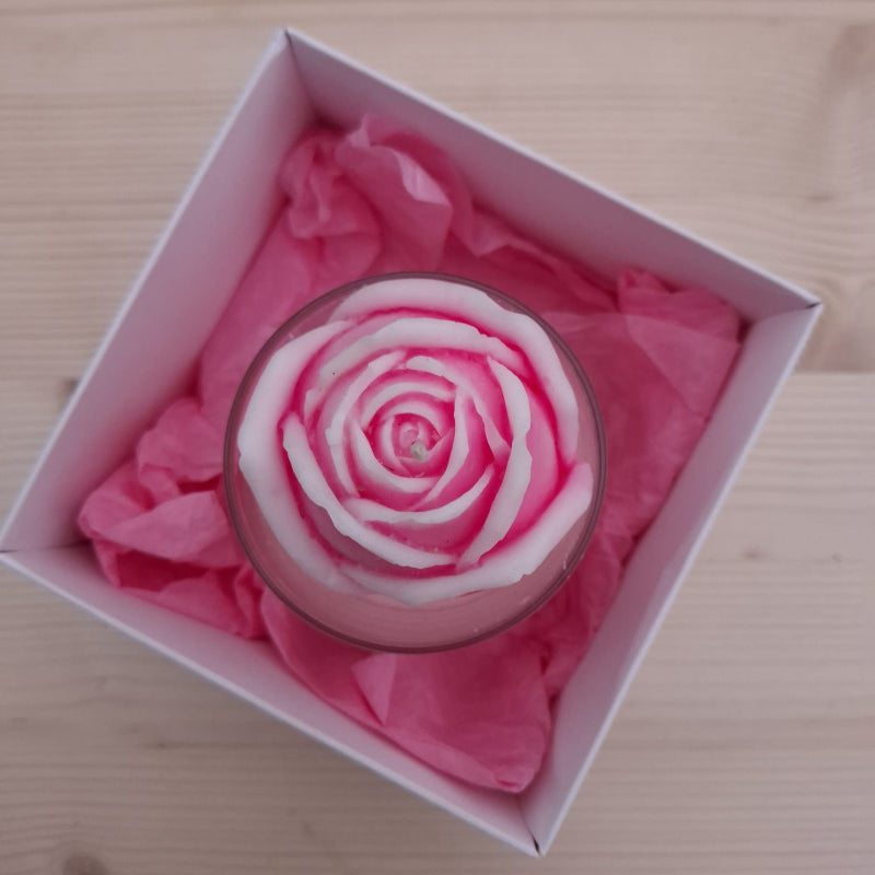 Sojas vaska svece dāvanu kastē "Roze Tev"
