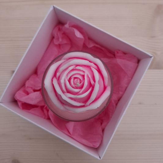 Sojas vaska svece dāvanu kastē "Roze Tev"